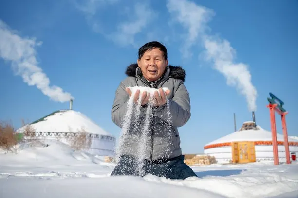 Khách tung tuyết trước lều Buryat