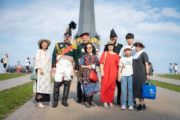 Đoàn khách cùng người tham gia trong trang phục xưa