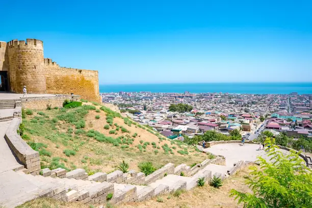 Pháo đài Naryn-Kala nhìn xuống Derbent và biển Caspi