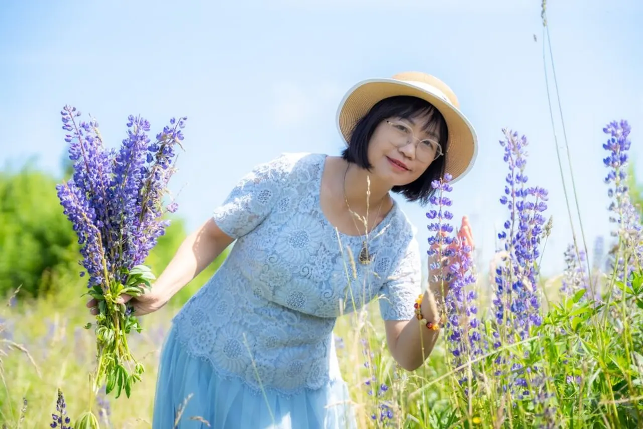 Khách cầm bó hoa tím