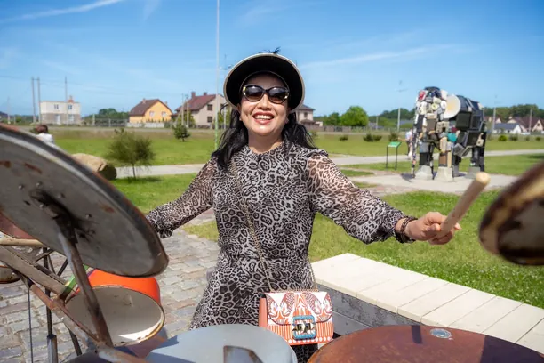 Khách chơi trống bên tượng sắt