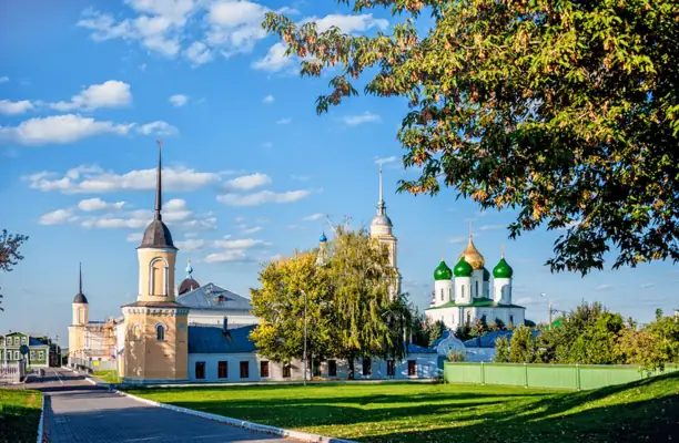 Kremlin Kolomna nhìn từ bãi cỏ