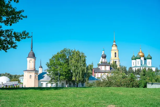 Các nhà thờ trong Kremlin nhìn từ bãi cỏ