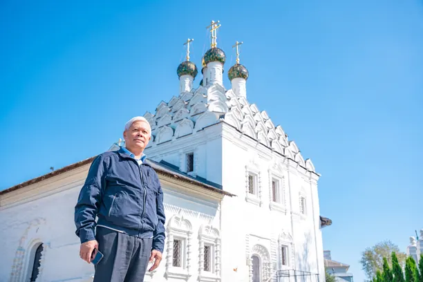 Khách trước nhà thờ trắng