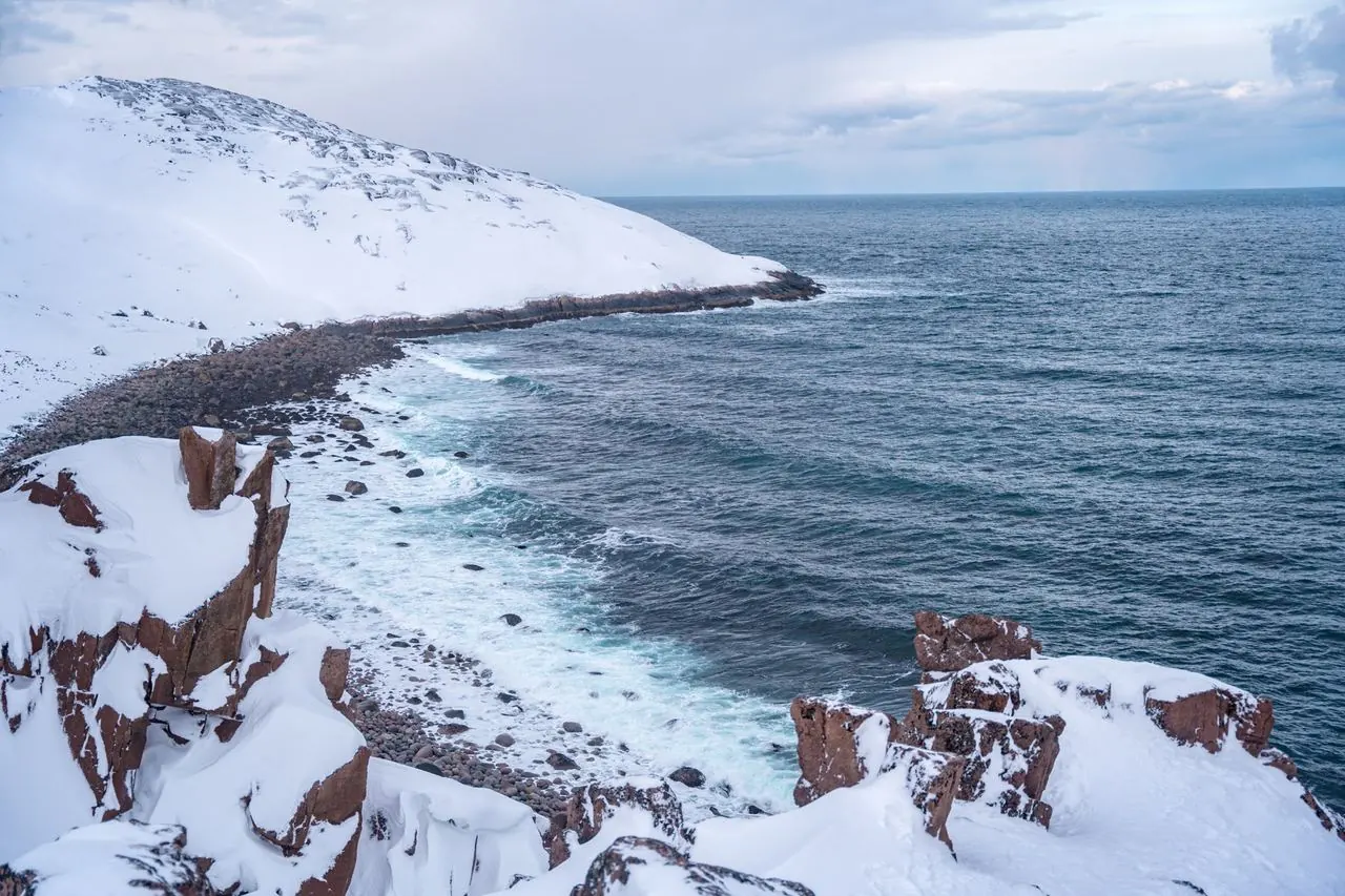 Bờ biển Barents nhìn từ vách đá