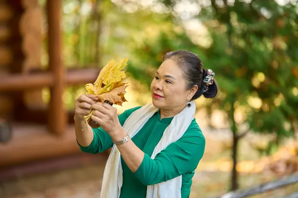 Khách cầm chiếc lá vàng