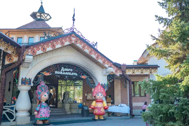 Cổng chào kiểu nhà gỗ Nga với búp bê matryoshka