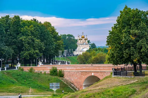Cầu gạch và nhà thờ trên đồi Kremlin
