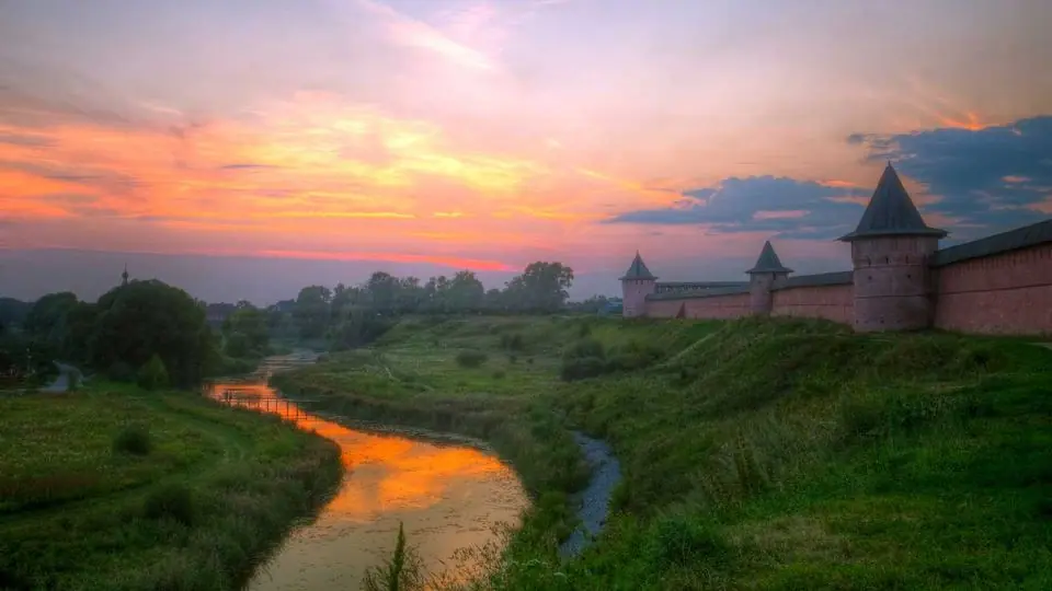 Sông Kamenka và tường tu viện Suzdal lúc hoàng hôn