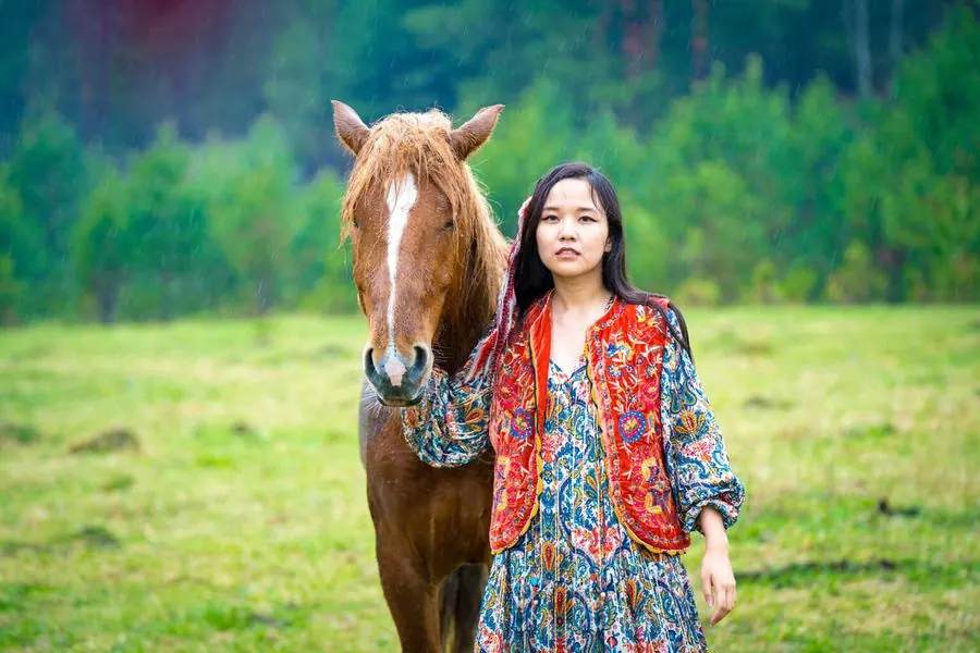 Cưỡi ngựa trong rừng thu