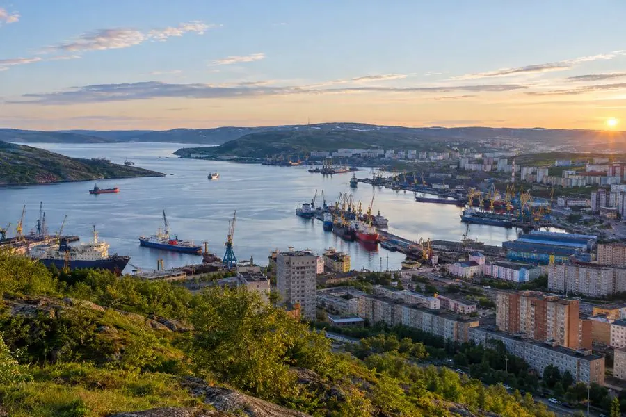 Cảng Murmansk dưới mặt trời đêm (ảnh minh hoạ)