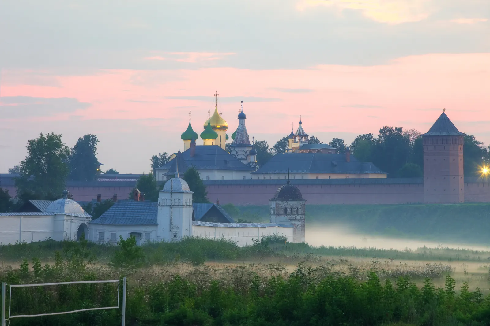 Tu viện Spaso-Evfimiev ở Suzdal trong buổi sáng sương mù