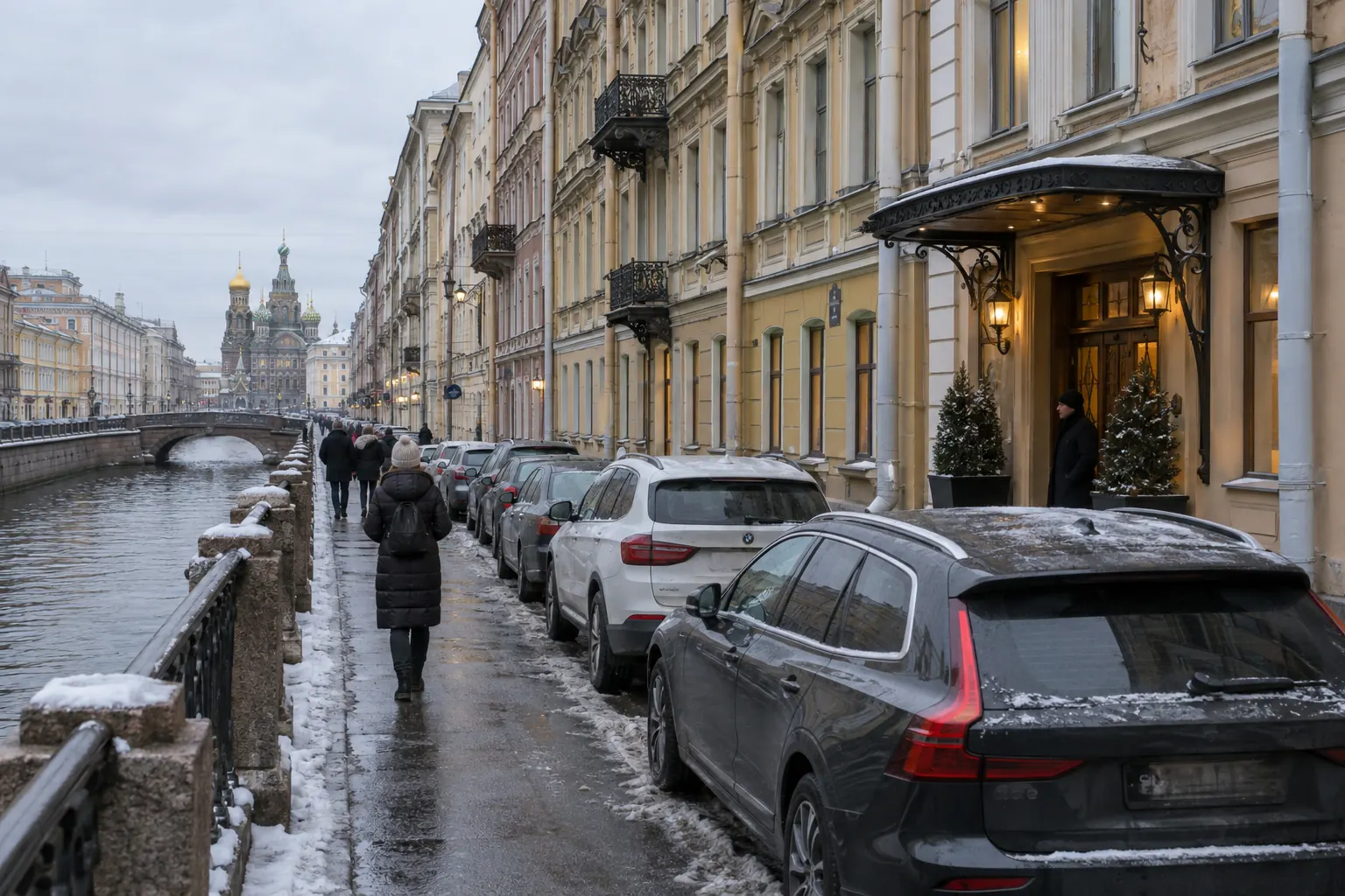 Phố ven kênh ở Saint Petersburg với dãy nhà cổ năm tầng, vỉa hè hẹp, không có chỗ cho xe lớn dừng