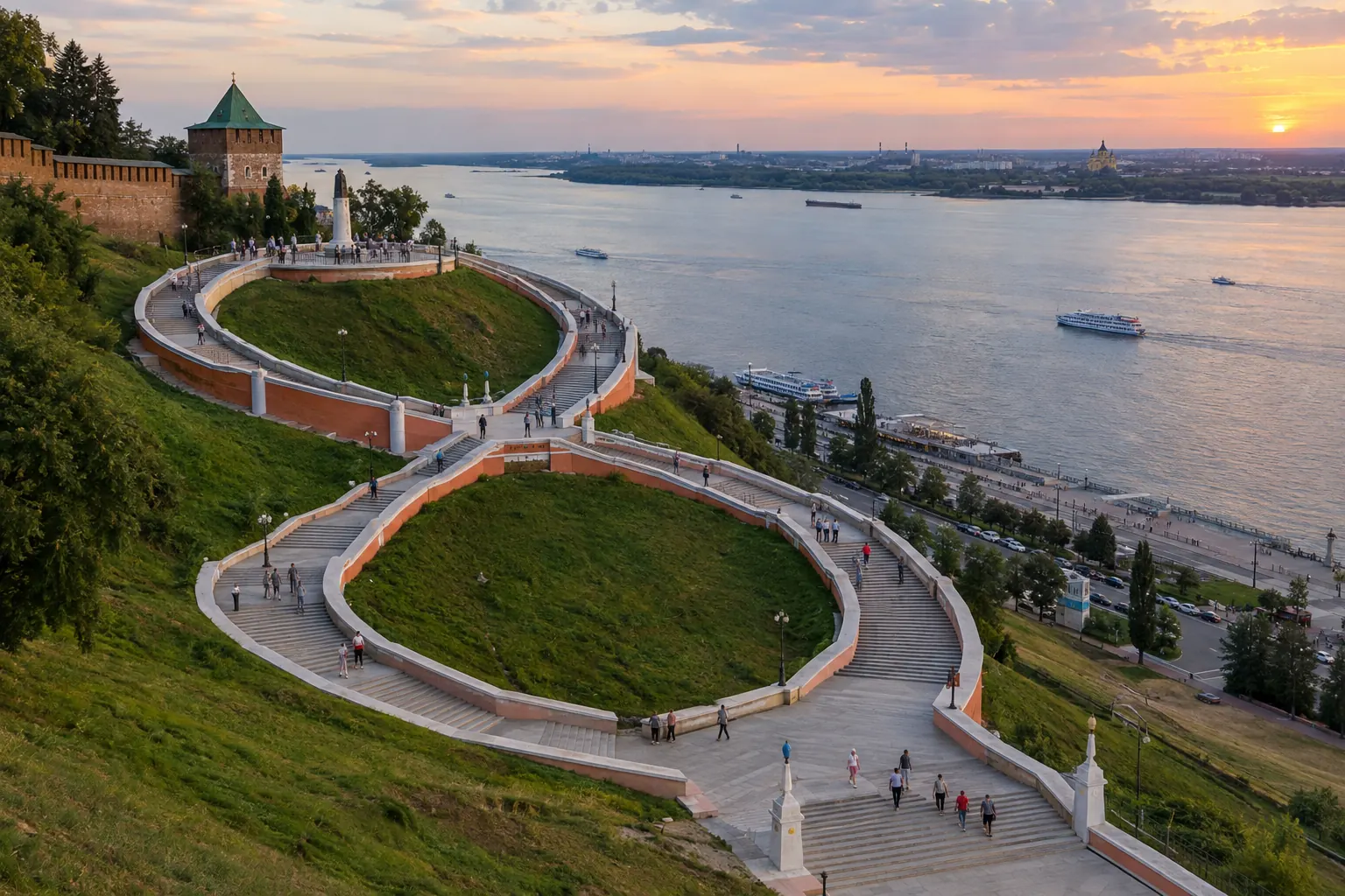 Cầu thang đá hình số 8 đổ xuống bờ sông Volga ở Nizhny Novgorod lúc chiều tối