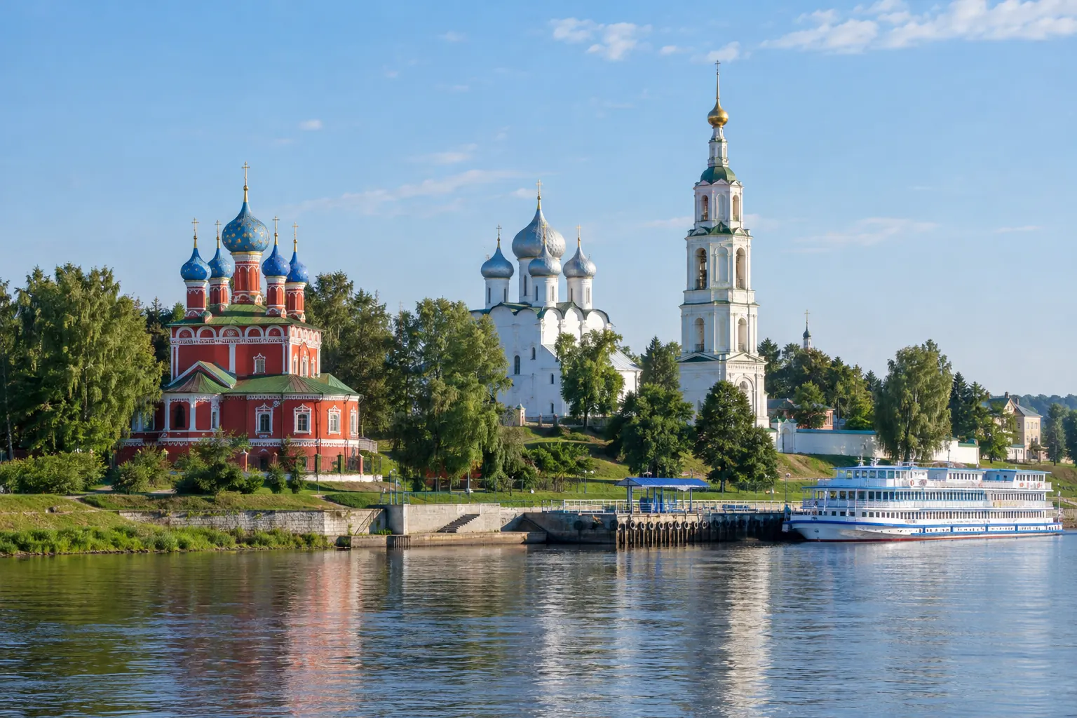 Kremlin Uglich bên sông Volga với nhà thờ đỏ mái vòm xanh và tàu du lịch cập bến buổi sáng