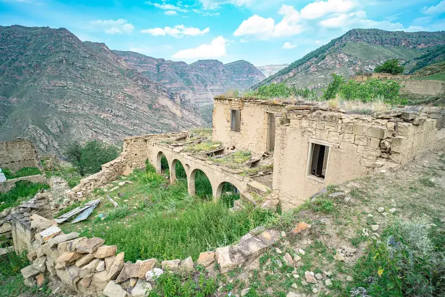 Tàn tích nhà đá cổ ở làng Chokh (Ảnh: ATN Travel)