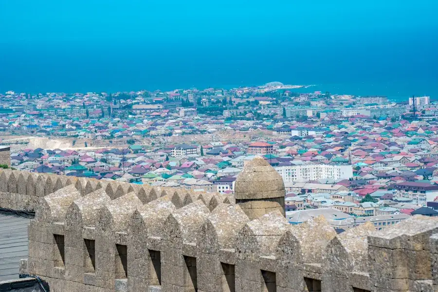 Tường thành cổ Derbent và thành phố bên biển (Ảnh: ATN Travel)