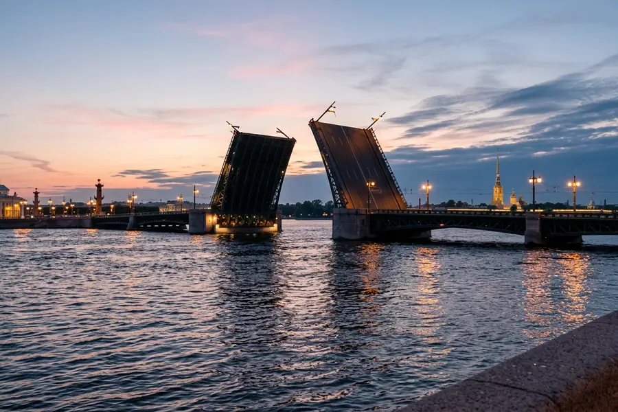 Cập bến Saint Petersburg