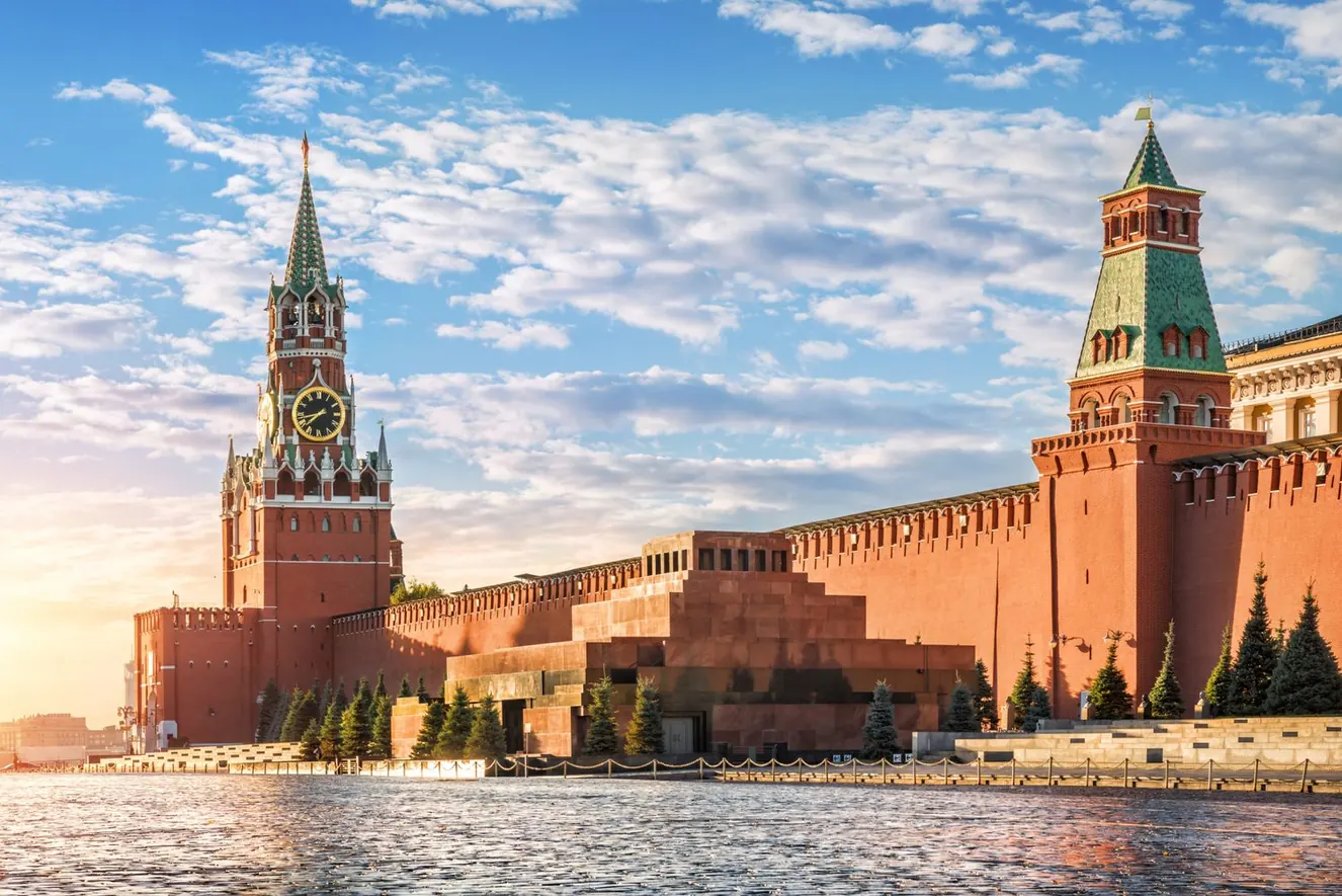 Tháp Spasskaya và tường thành Điện Kremlin buổi sáng, Moscow