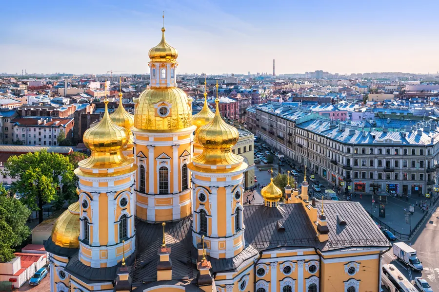 Mái vòm vàng nhà thờ Vladimirsky giữa phố cổ Saint Petersburg