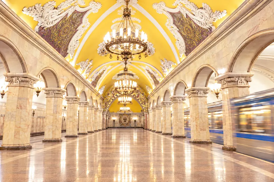 Ga tàu điện ngầm Moscow với trần vòm và đèn chùm (ảnh minh hoạ)