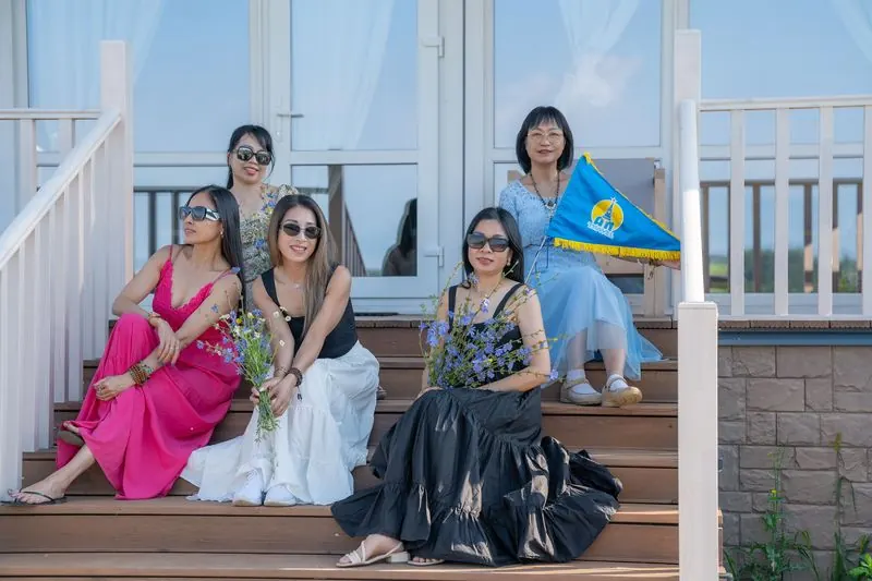 Đội ngũ ATN Travel cùng cờ hiệu công ty