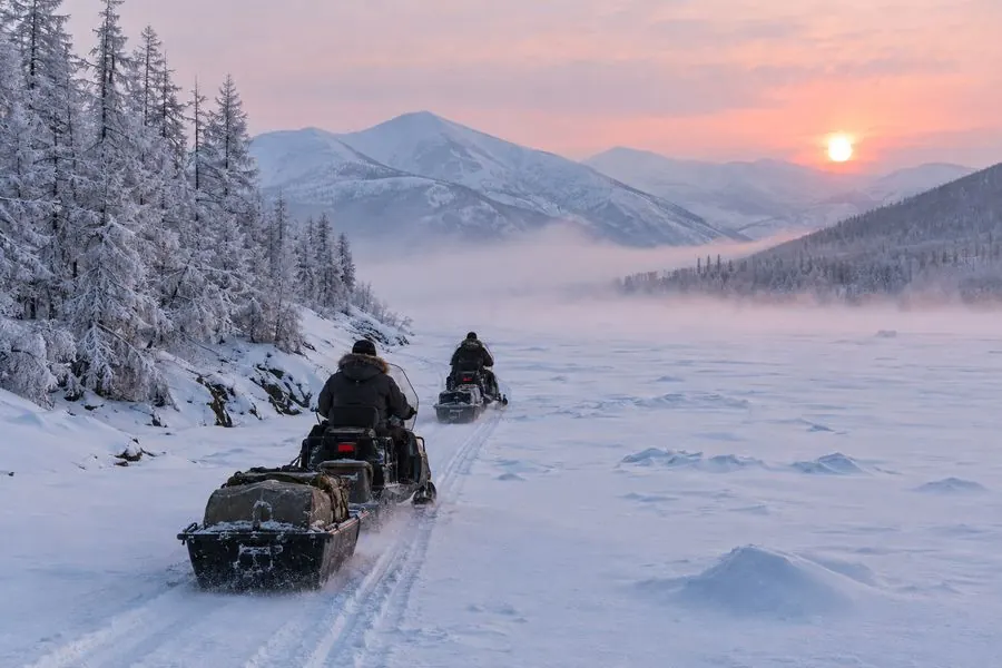 Xe trượt tuyết đi trên mặt băng sông Lena (ảnh minh hoạ)